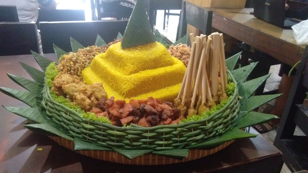  Nasi  Kuning  Tumpeng Bertingkat Ulang  Tahun  Risa Catering 