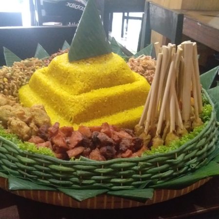 Nasi Kuning Tumpeng Bertingkat Ulang Tahun